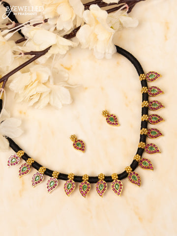 Black thread necklace with manga pattern and kemp stones