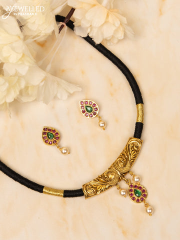 Black thread necklace with kemp stones in pearl hanging