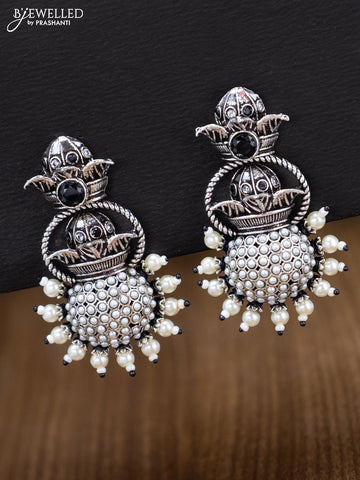 Oxidised earring with black stones and pearl