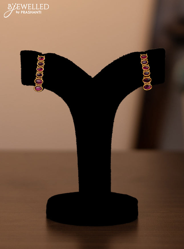 Antique necklace with simple design and kemp stones