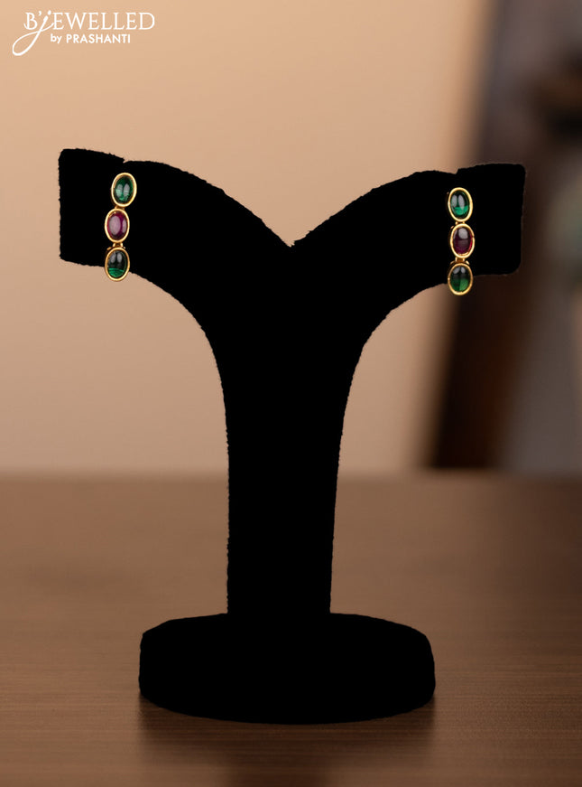 Antique necklace with simple design and kemp stones