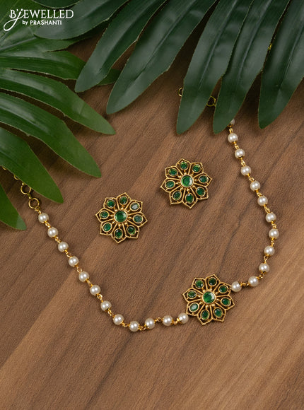Pearl choker with emerald stones