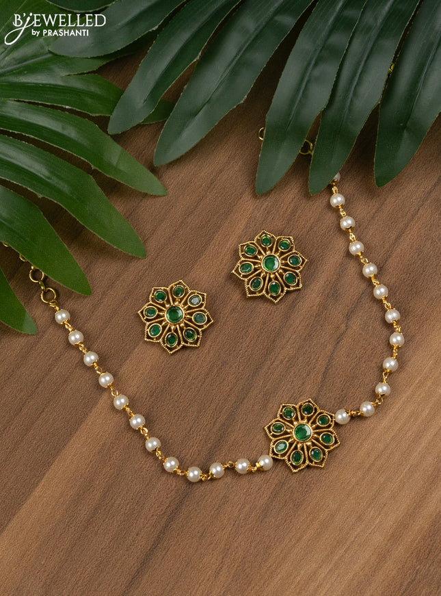 Pearl choker with emerald stones