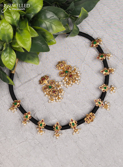 Black thread necklace with kemp stones and pearl hangings