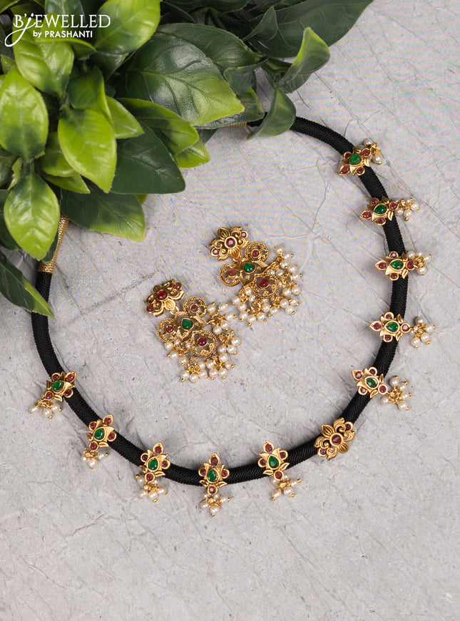 Black thread necklace with kemp stones and pearl hangings