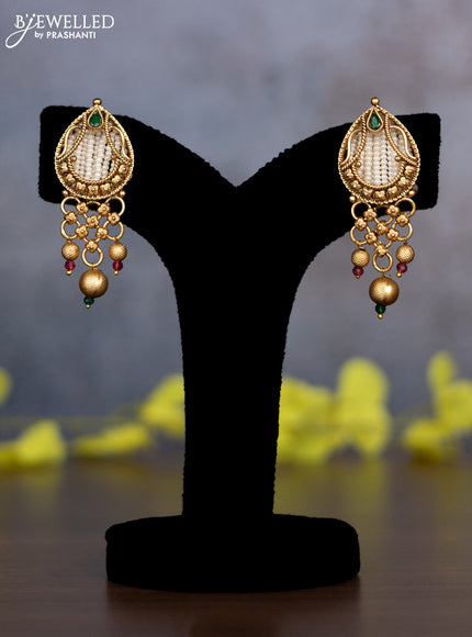 Pearl necklace with kemp & white stones and golden beads hanging