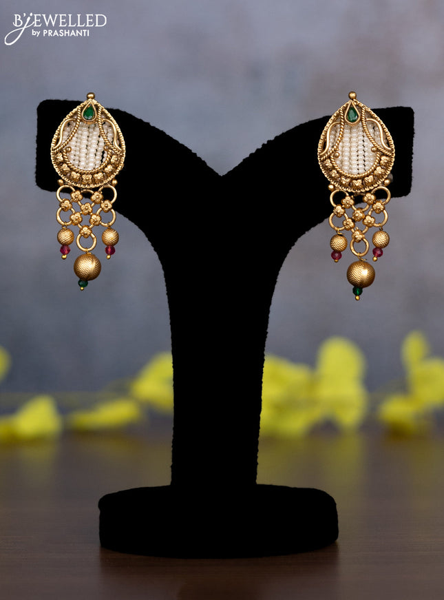 Pearl necklace with kemp & white stones and golden beads hanging