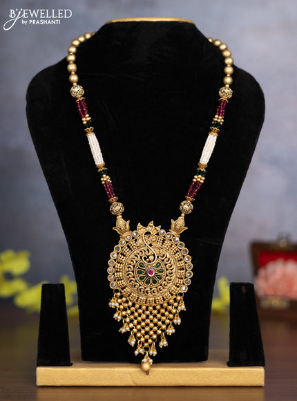 Pearl necklace with kemp & white stones and pearl & golden beads hanging without earrings