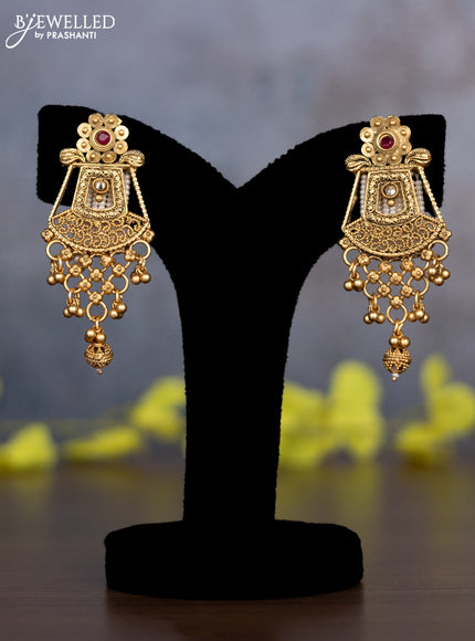 Pearl necklace with kemp & cz stones and golden beads hanging