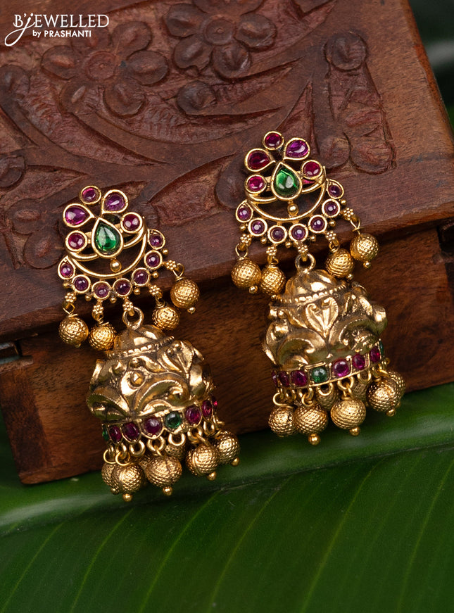 Antique necklace with kemp stones and golden beads hanging