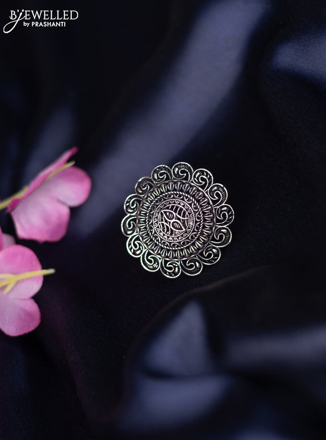 Oxidised ring with simple design