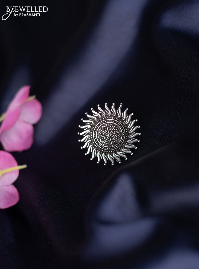 Oxidised ring with simple design
