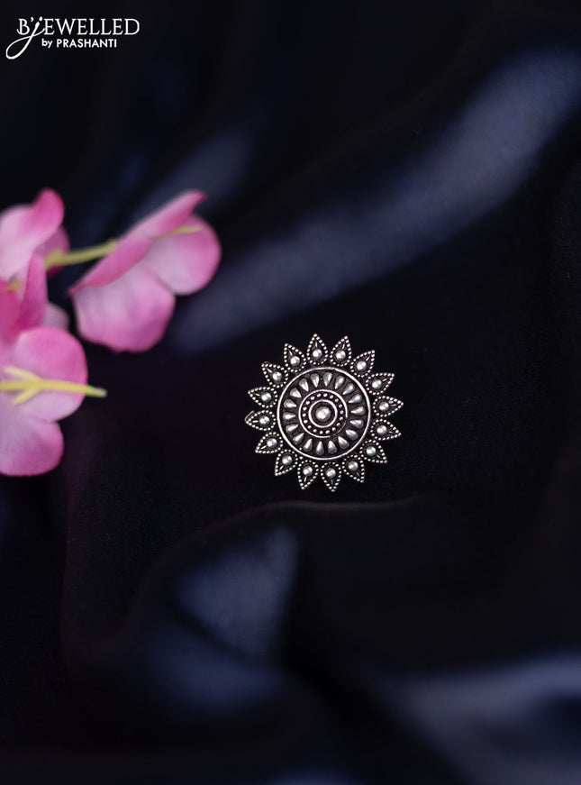 Oxidised ring with simple design