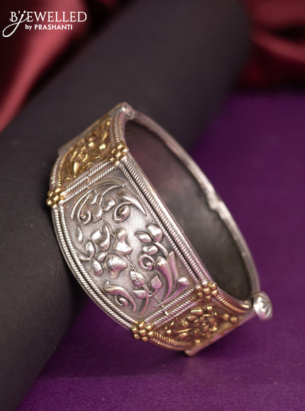 Oxidised emboss design screw type bangles