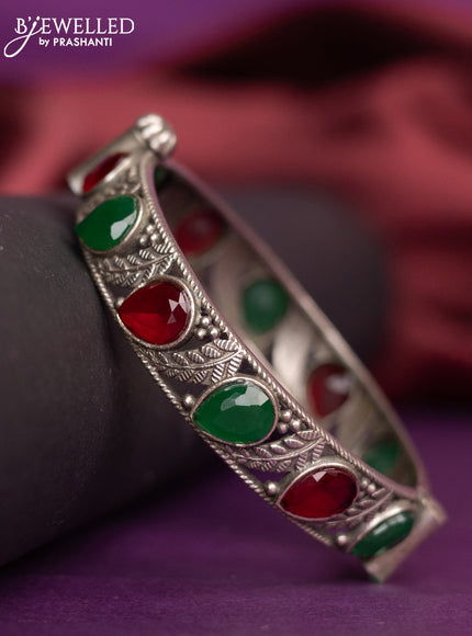 Oxidised leaf design screw type bangle with kemp stones