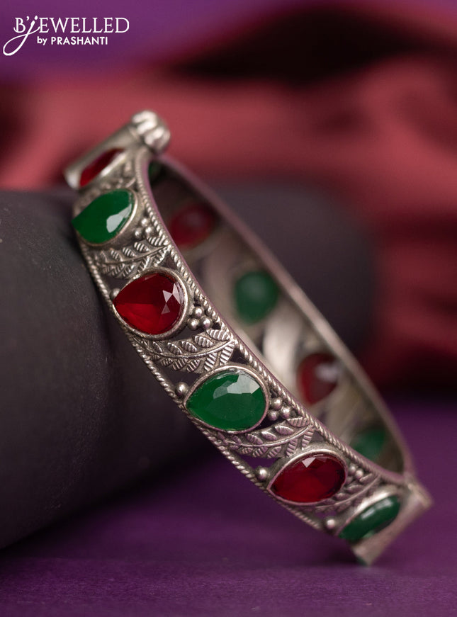 Oxidised leaf design screw type bangle with kemp stones