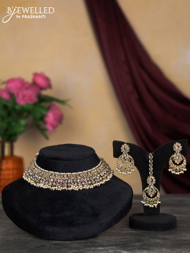 Kundan necklace with pearl hangings and maang tikka