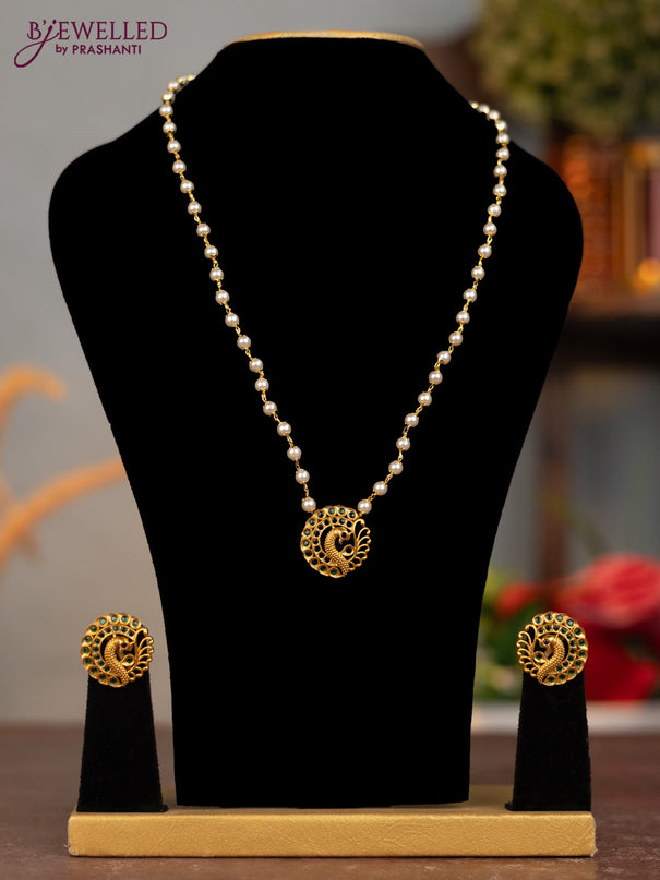 Pearl necklace peacock pendant with kemp stone
