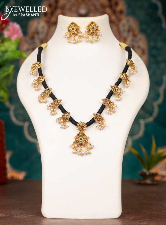 Black thread necklace with kemp stones and pearl hangings