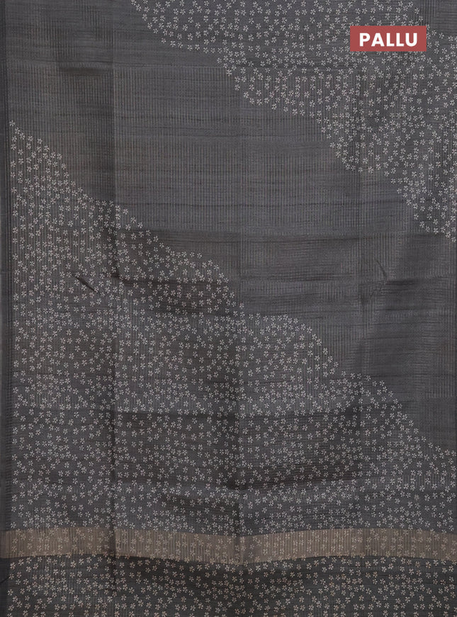 Chappa saree grey with allover small zari checked pattern and floral digital printed pallu