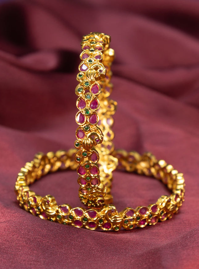 Antique bangle with kemp stones