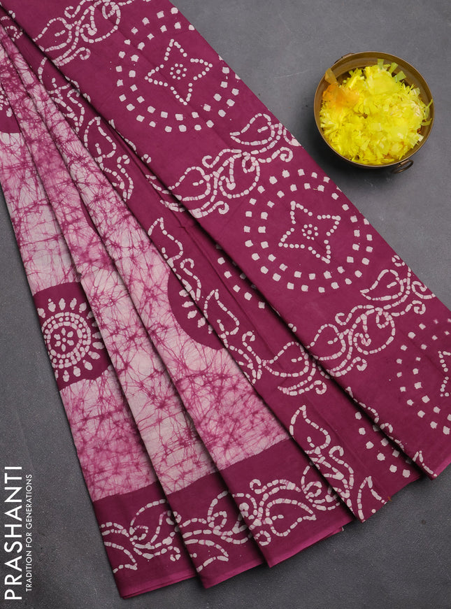 Sungudi cotton saree off white and mauve pink with allover batik prints and printed border
