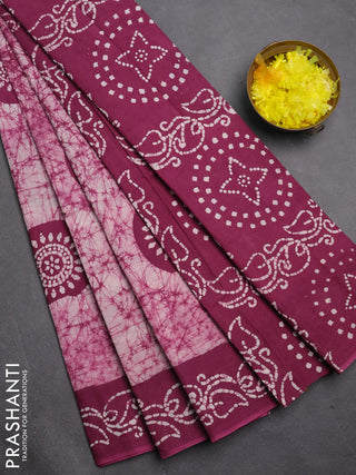 Sungudi cotton saree off white and mauve pink with allover batik prints and printed border