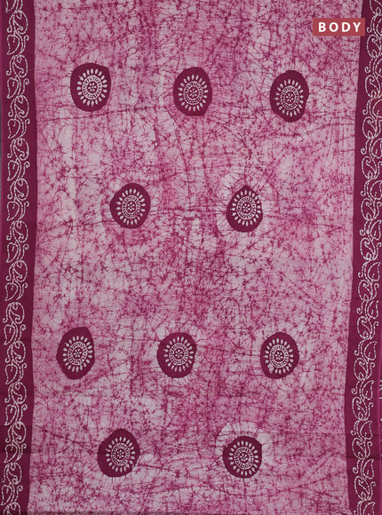 Sungudi cotton saree off white and mauve pink with allover batik prints and printed border