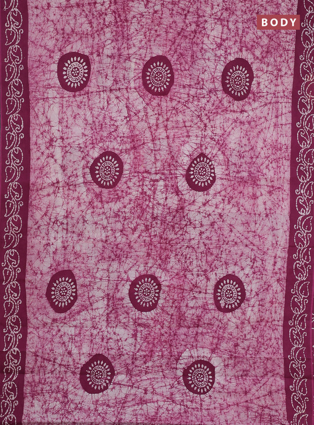 Sungudi cotton saree off white and mauve pink with allover batik prints and printed border