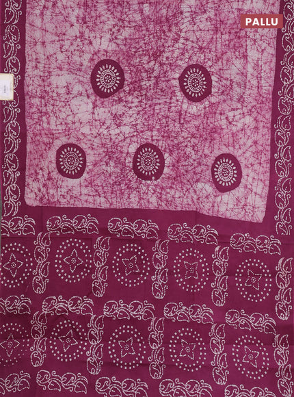 Sungudi cotton saree off white and mauve pink with allover batik prints and printed border