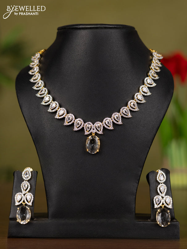Zircon necklace manga pattern with cz stones in gold finish