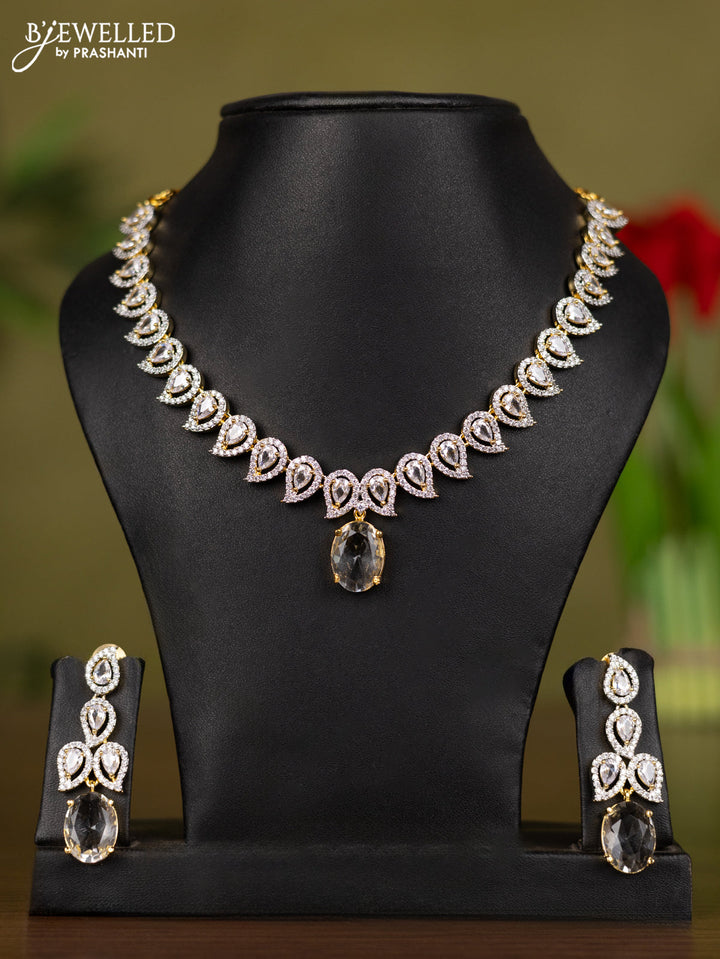 Zircon necklace manga pattern with cz stones in gold finish