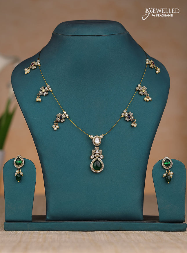 Invisible chain with green pendant in victorian finish