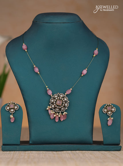Invisible chain with pink pastel stones and beads in victorian finish