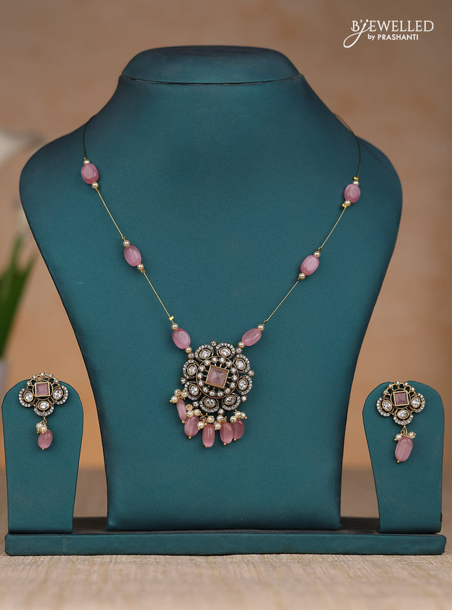 Invisible chain with pink pastel stones and beads in victorian finish