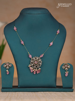 Invisible chain with pink pastel stones and beads in victorian finish