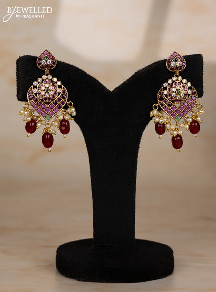 Beaded black necklace with floral pendant in kemp and maroon beads hanging
