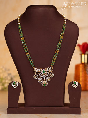 Pearl necklace with green beads and double pendant in cz stones