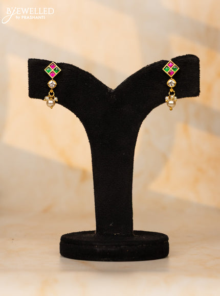 Beaded necklace with multicolor beads and jadau pendant at the center