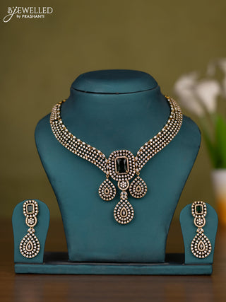 Necklace with emerald and cz stones in victorian finish