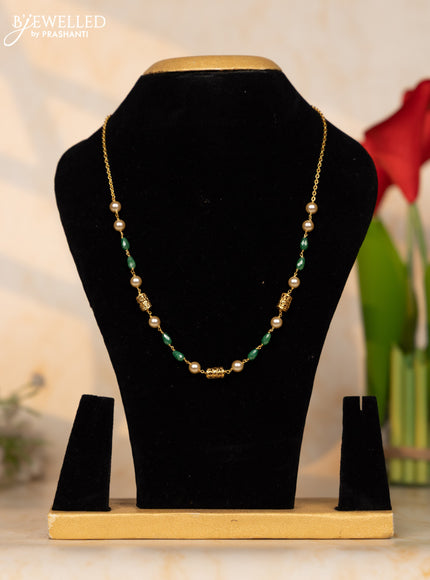 Beaded necklace with green and pearls