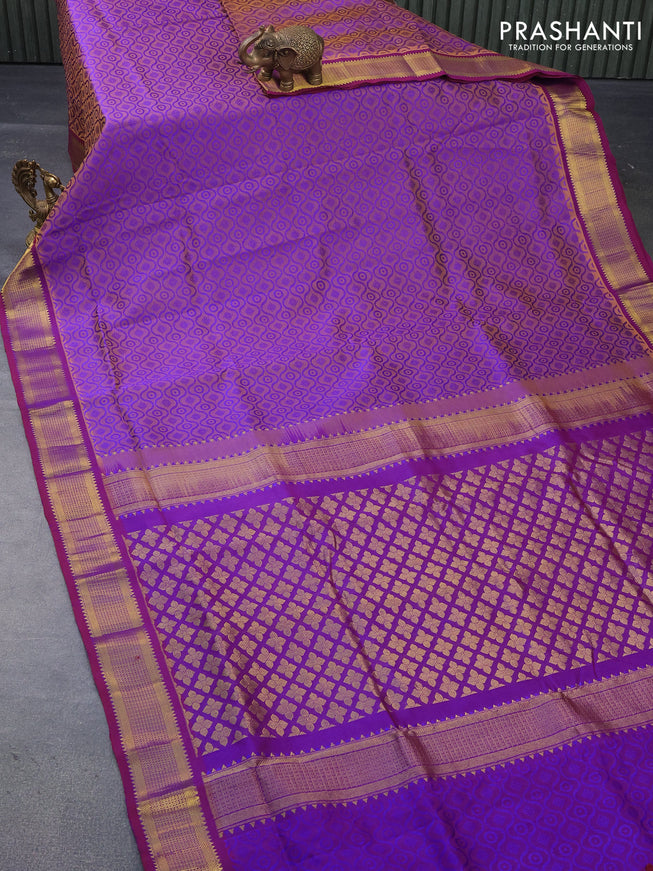 10 yards silk cotton saree dual shade of rustic blue and duaal shade of maroon with allover self emboss jacquard and zari woven border