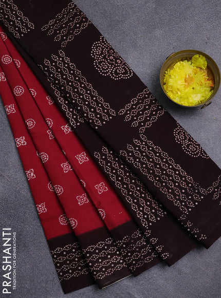 Sungudi cotton saree red and coffee brown with allover batik prints and printed border