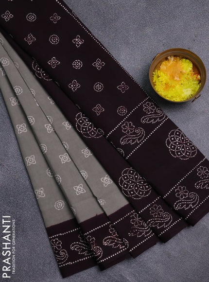 Sungudi cotton saree pastel grey and wine shade with allover batik prints and printed border