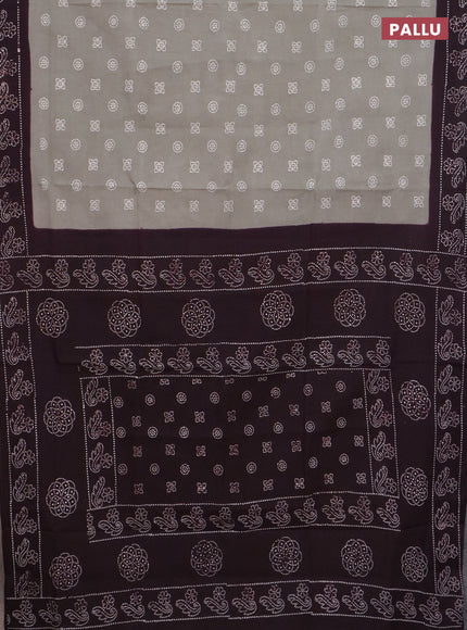 Sungudi cotton saree pastel grey and wine shade with allover batik prints and printed border
