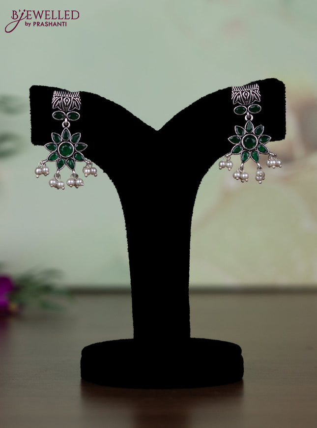 Oxidised necklace with emerald stones and pearl hangings