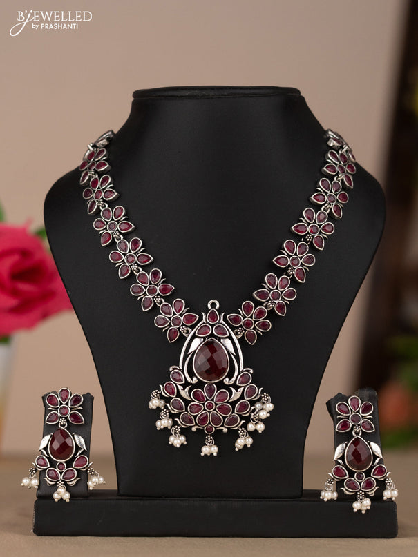 Oxidised necklace with floral design in red stones