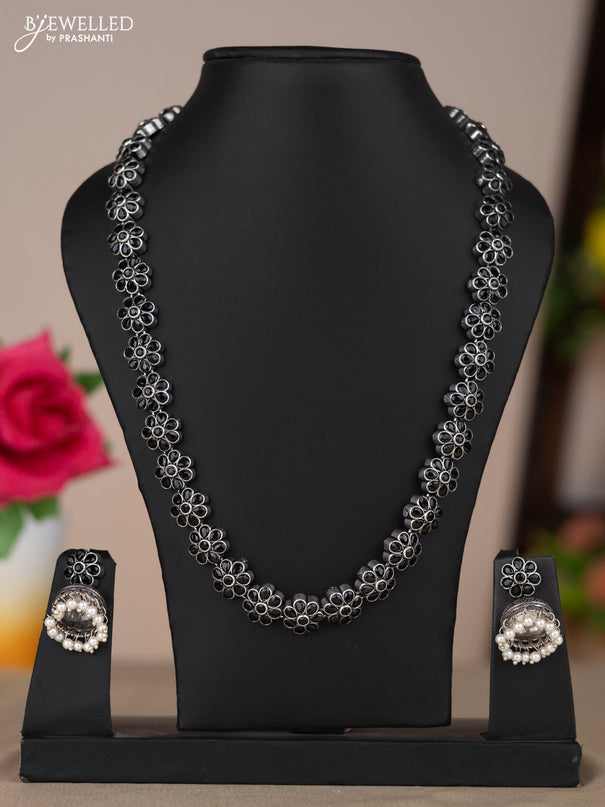 Oxidised necklace with floral design in black stones