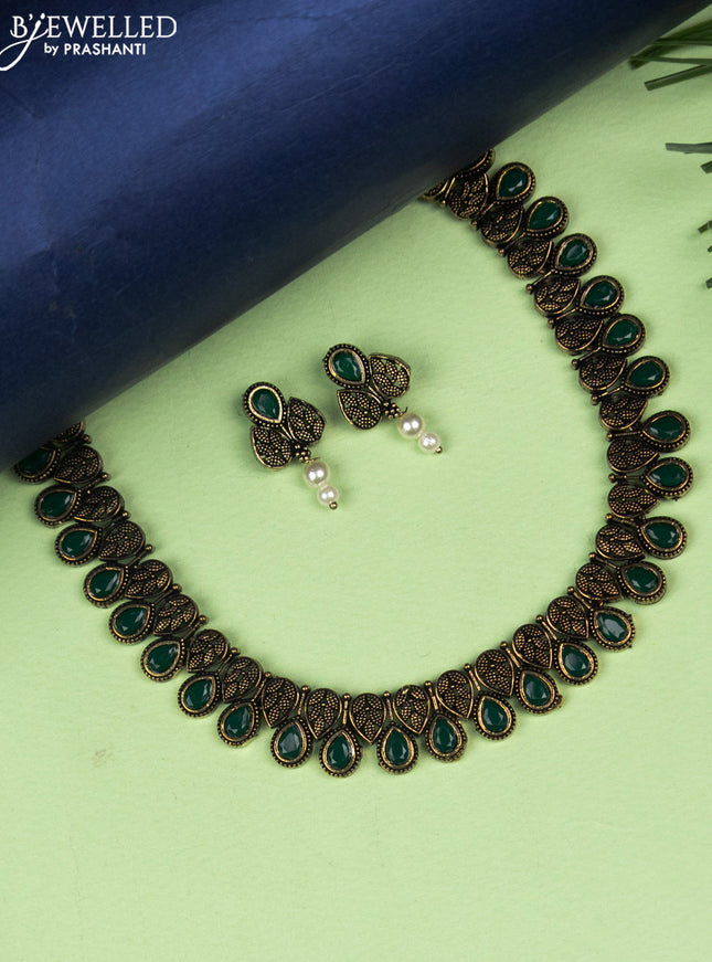 Oxidised necklace with emerald stones in gold finish