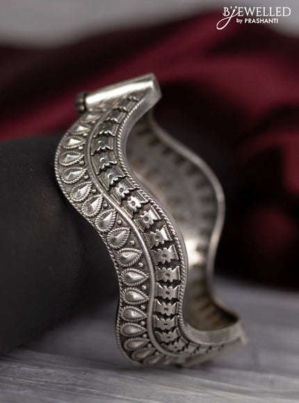 Oxidised screw type bangle with simple design